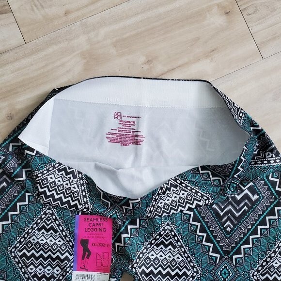 NEW No Boundaries Plus Size Green Geometric Capri Leggings - Picture 6 of 8